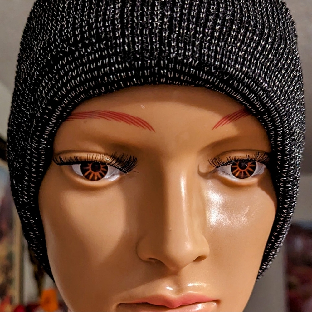 Gray/black women's knit beanie